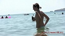 Озабоченный типок подсматривает за голыми девушками на пляже