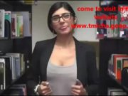 Арабская красотка занимается вагинальной дрочкой в библиотеке