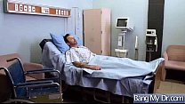 Возбужденная подруга трахает парня в больничной палате