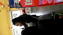 Негритянка с рабочим ротиком посасывает член в магазине